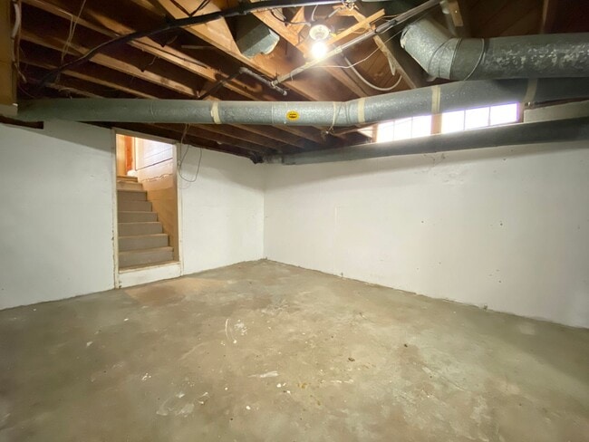 Building Photo - 2 Bed 1.5 Bath with Bonus Room