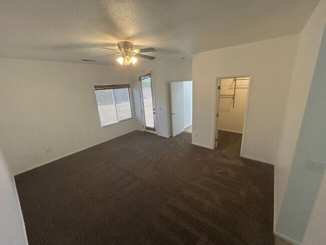 Building Photo - Great location on this split floorplan 3 b...
