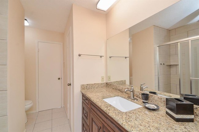 Building Photo - 2209 Bauer Dr
