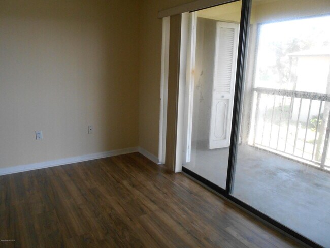 Building Photo - 220 S 5th St