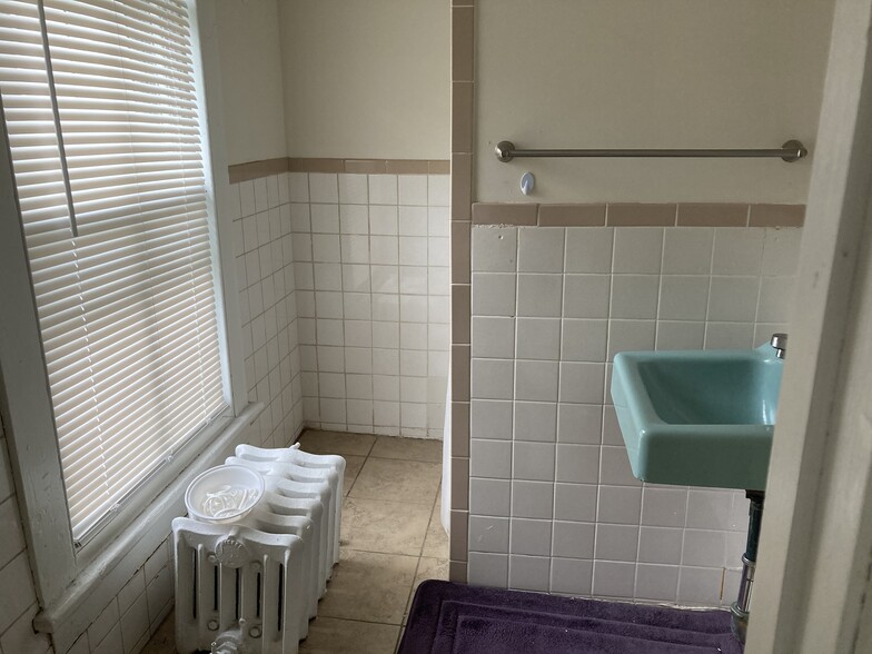 Full bathroom - 60 Grove St