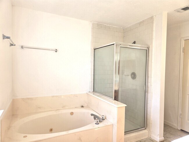 Building Photo - 17006 Dusty Mill Dr E