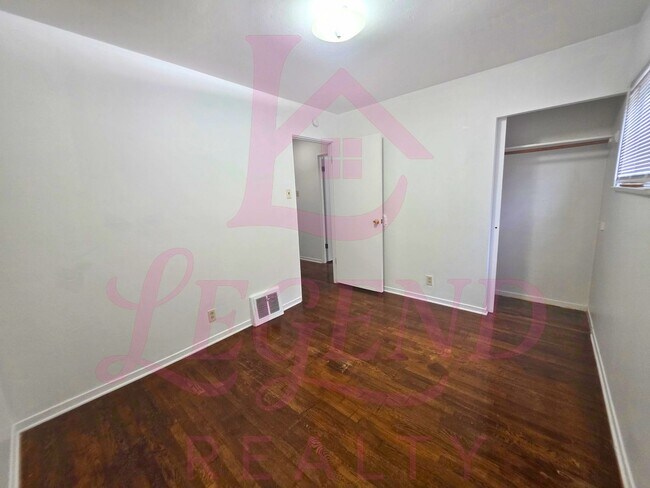 Building Photo - 3 Bedrooms | 1 Bathroom | Hardwood Floors | Bright Living/Dining Area | Galley Kitchen | Unfinish...