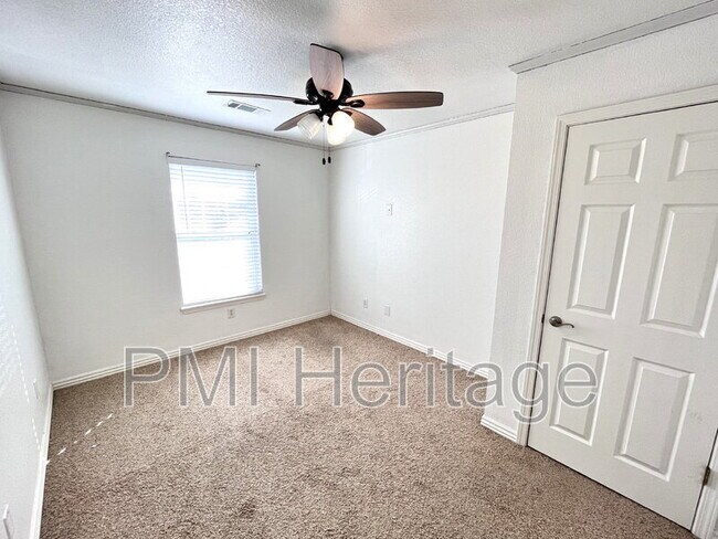 Building Photo - 3200 SW Windrift Ave