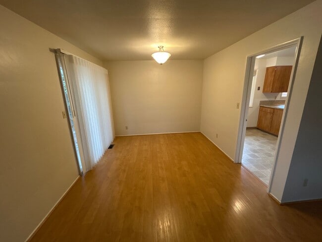Building Photo - HALF OFF FEBRUARY RENT! 3 Bedroom 1.5 Bath in Desirable NW Corvallis
