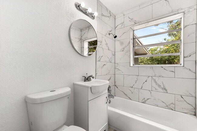 Building Photo - 1134 NW 18th Ave