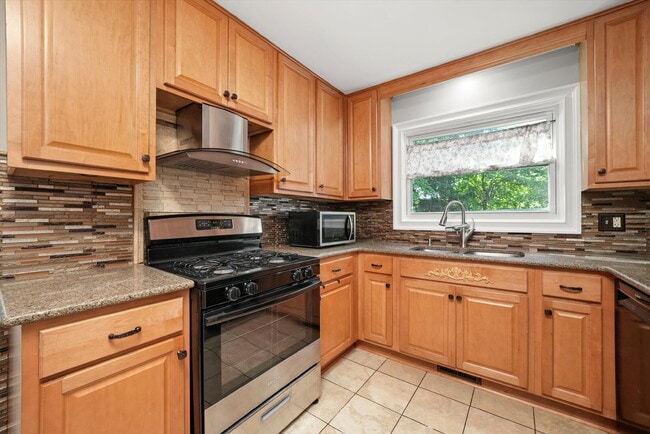 Building Photo - Updated Grayslake Home with Sunroom and Fl...