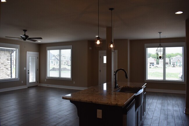 Building Photo - 4 Bedroom 3.5 Bath In The Heart of Fayetteville!