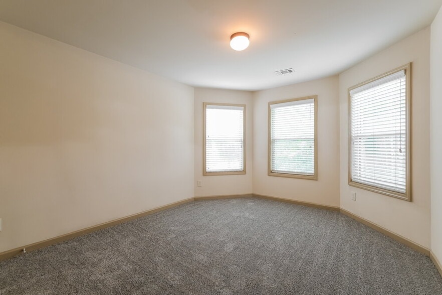 Building Photo - 1828 Bridle Rd