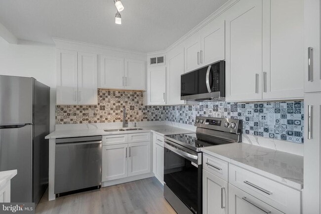 Building Photo - 307 Yoakum Pkwy