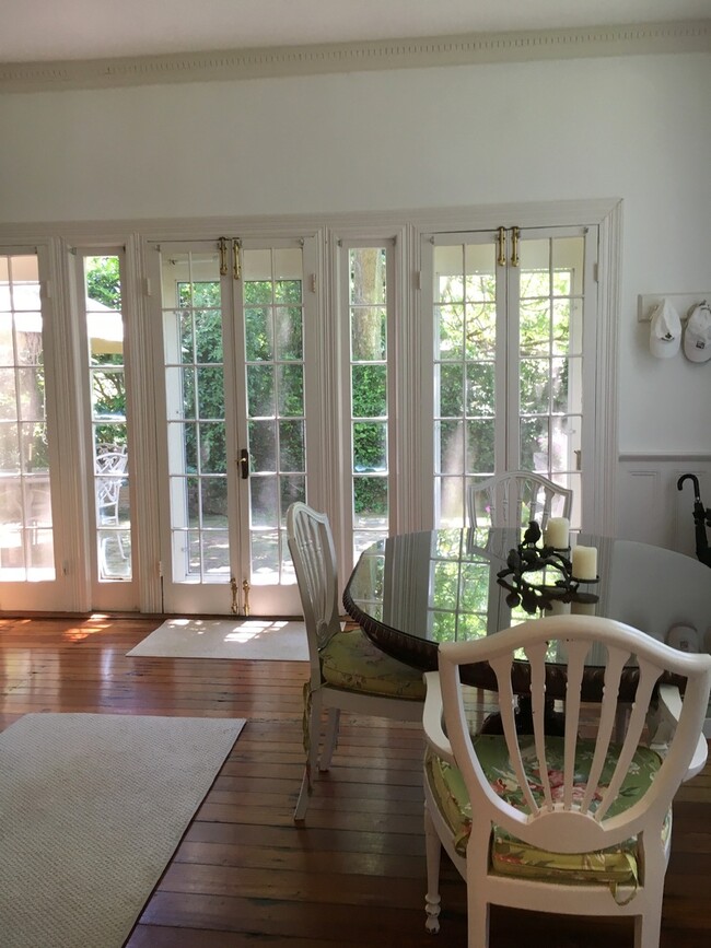 Building Photo - Charming Fully Furnished Garden CottageLlocated in South of Broad