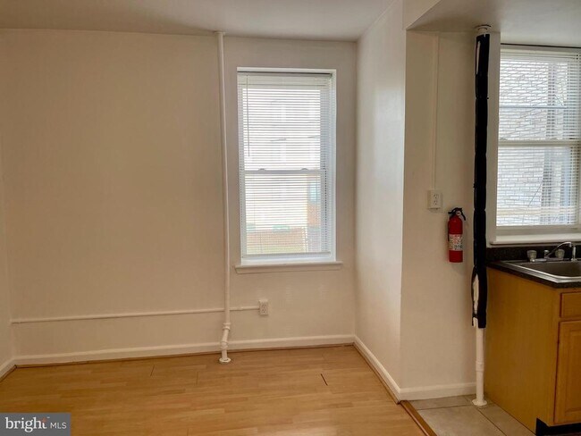 Building Photo - 307 Dolphin St