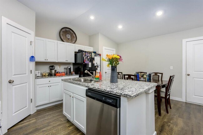 Building Photo - 1827 E 69th Ct N