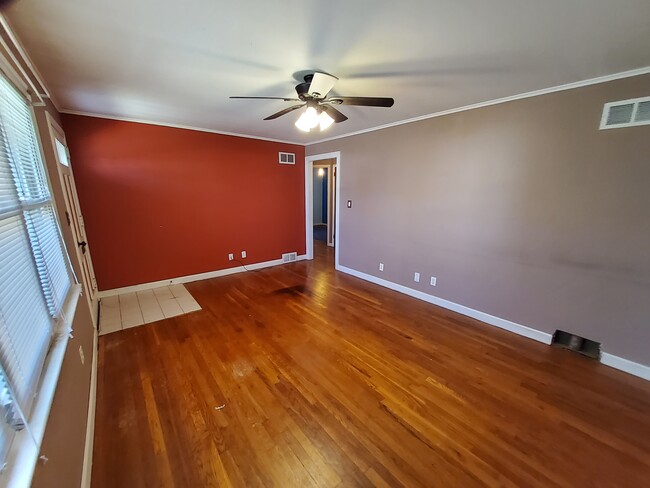 Building Photo - 119 Lindegar St