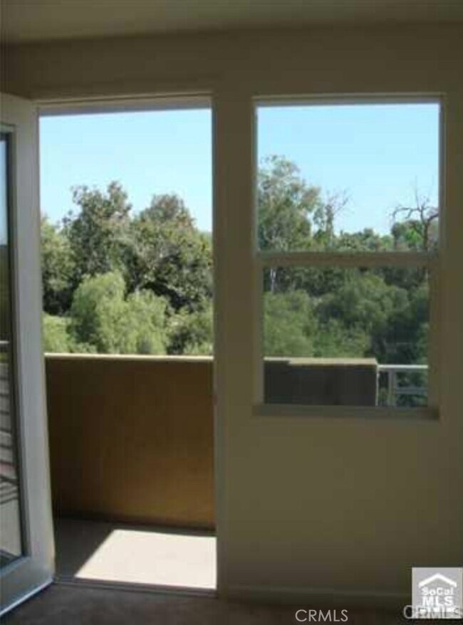 Building Photo - 367 E Memory Ln