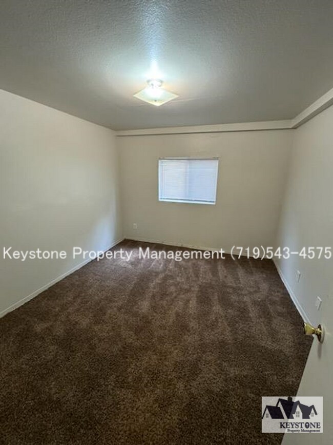 Building Photo - $425 OFF - Move In Special!  2 Bedroom/1 Bath Apartment w/ Exterior Entrance - $850/$850