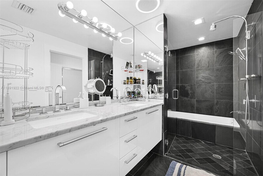 Building Photo - 900 Biscayne Blvd