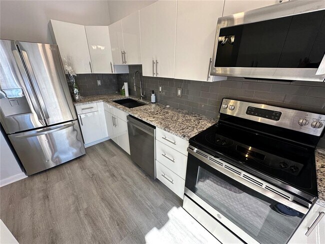 Building Photo - 864 Waterside Ln