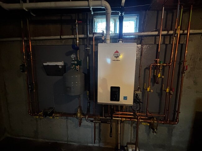 Building Photo - 49 River Rd