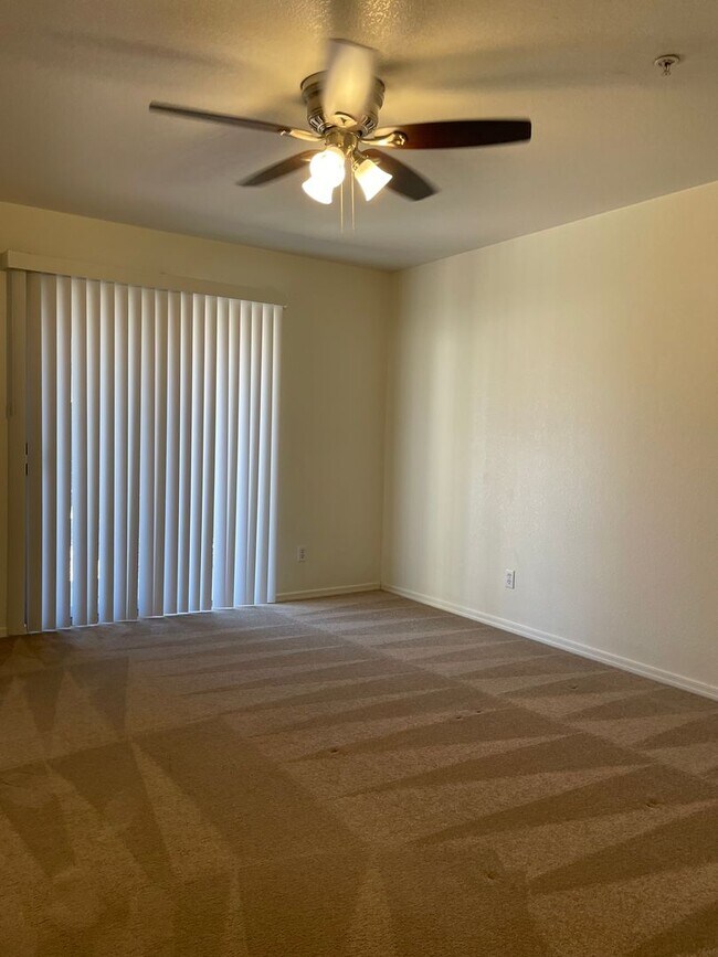 Building Photo - Move in ready, Call for a showing.