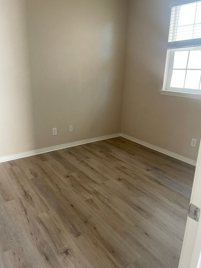 Building Photo - NEW PAINT AND FLOORING