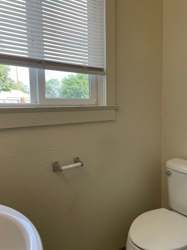 Building Photo - Nice 1 Bedroom 1 Bath Duplex