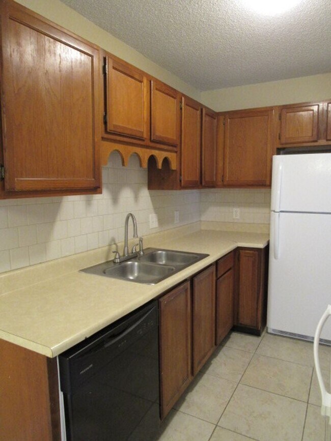 Building Photo - Convenient to Navy Federal & Pine Forest/Nine Mile Road area!