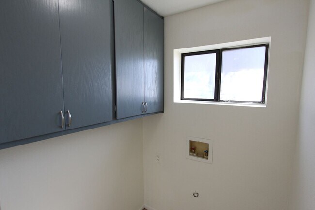 Building Photo - (594) 2905 N. Third Street Unit #3