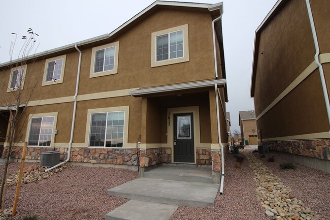 Building Photo - Brand New Townhome