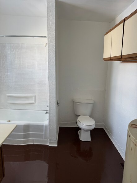 Building Photo - 2435 Woodford St