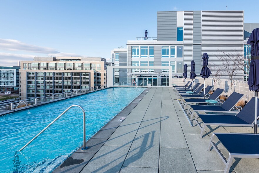 Rooftop deck with pool and grills - Valo Apartments