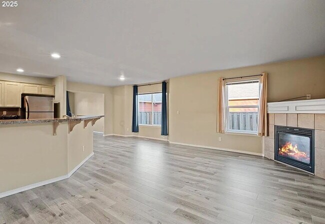 Building Photo - "Charming 3-Bed Oasis in Monmouth with Cozy Fireplace & Stylish Furnishings!"