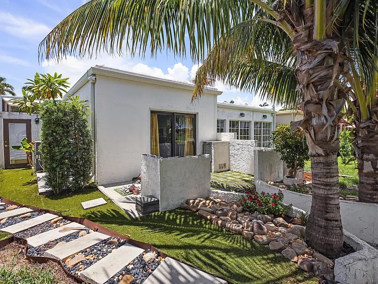 Building Photo - 6590 Fountains Cir