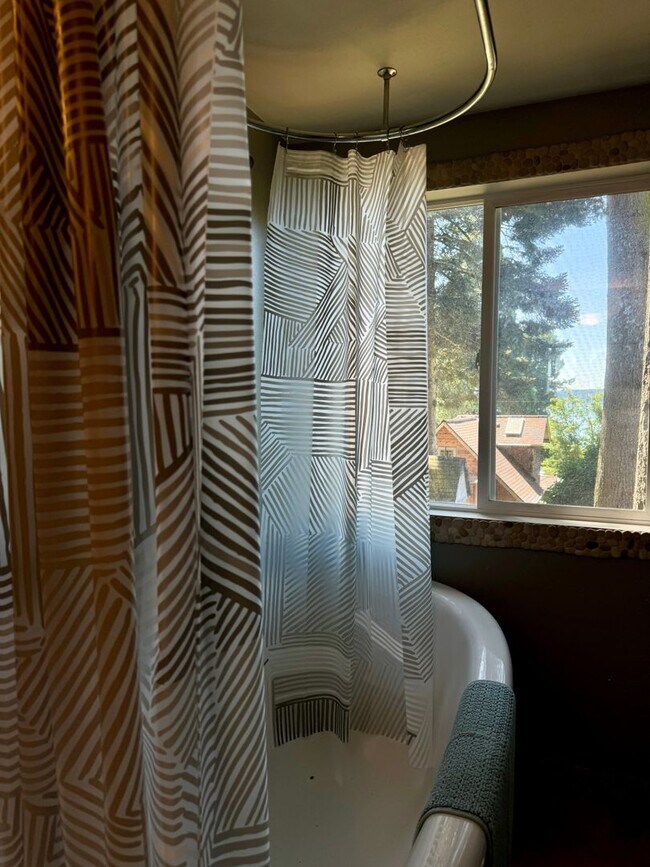 Building Photo - Absolutely Darling INDIANOLA cottage, full...