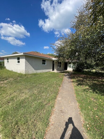 Building Photo - 105 Faye Dr