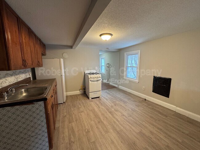 Building Photo - 219 Park St