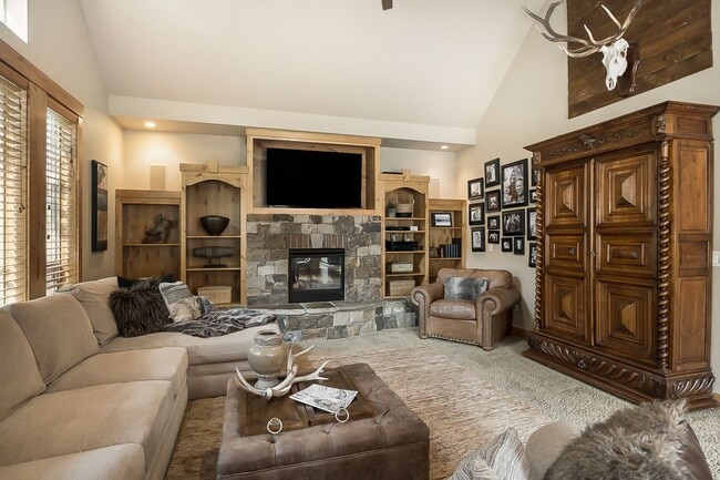 Building Photo - Westside custom home with high end craftsman finishes