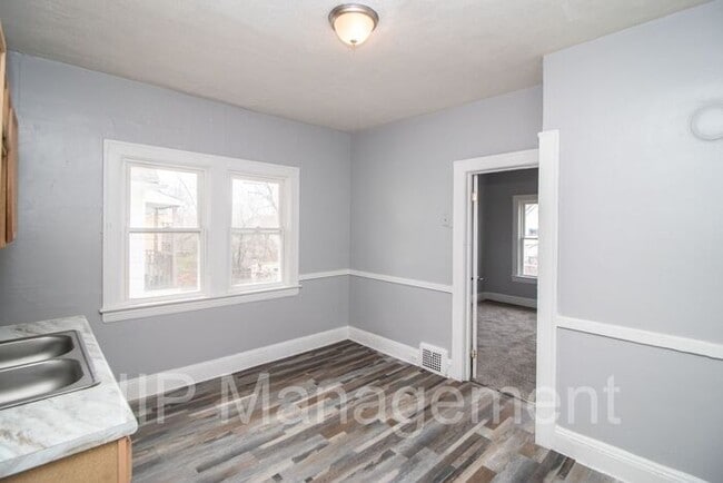 Building Photo - Charming and Refinished 2 Bedroom in Cleve...