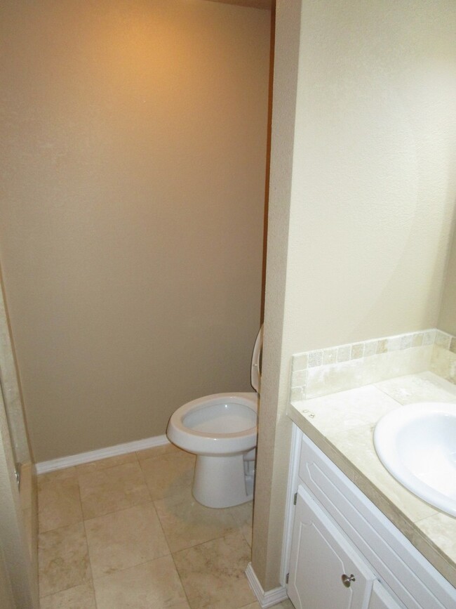 Building Photo - (2) Bed/(2.5) Bath Townhome Avail Now! Poo...