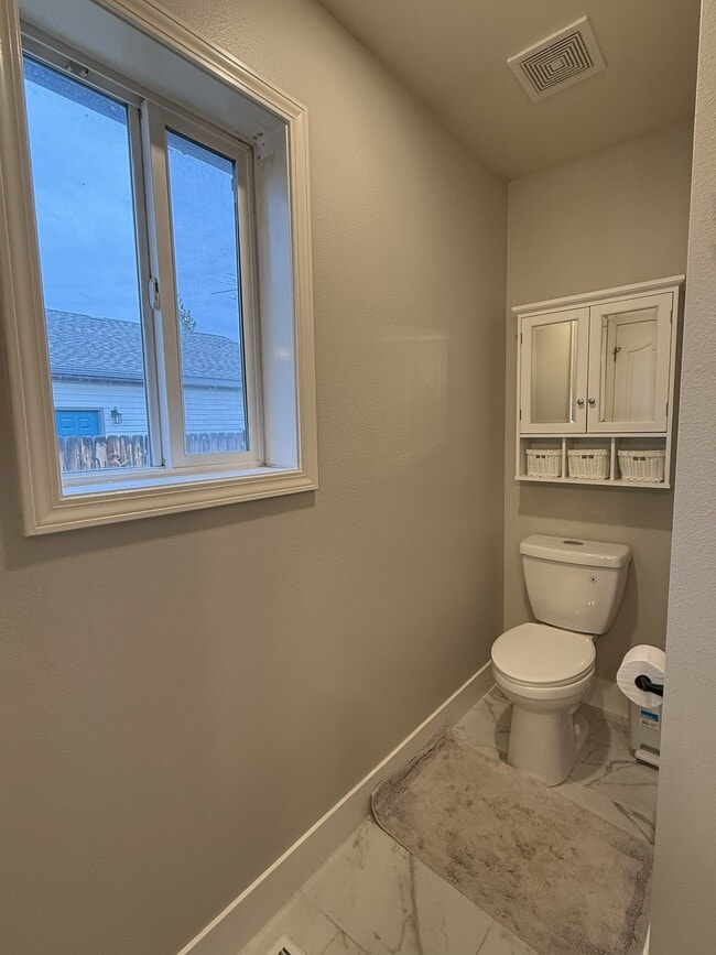 Building Photo - 443 NW Sandpiper Ave