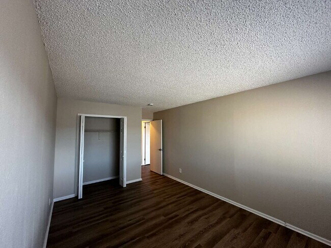 Building Photo - Beautiful Top Floor Condo with Great Views!