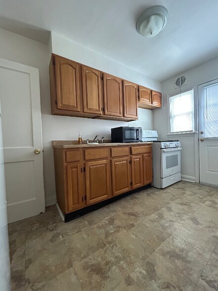 Building Photo - 1932 Penhall Rd