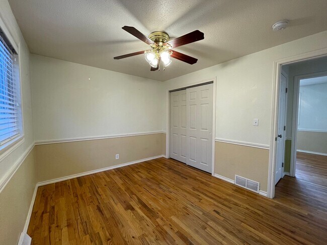 Building Photo - $0 DEPOSIT OPTION! TIMELESS VINTAGE CHARM: 2-BED, 1-BATH UNIT IN A CHARMING TRIPLEX