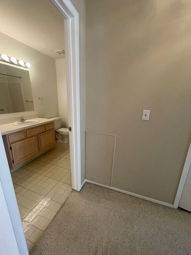 Building Photo - Three Bedroom Two Bath Condo | Laundry, Parking, & Central AC