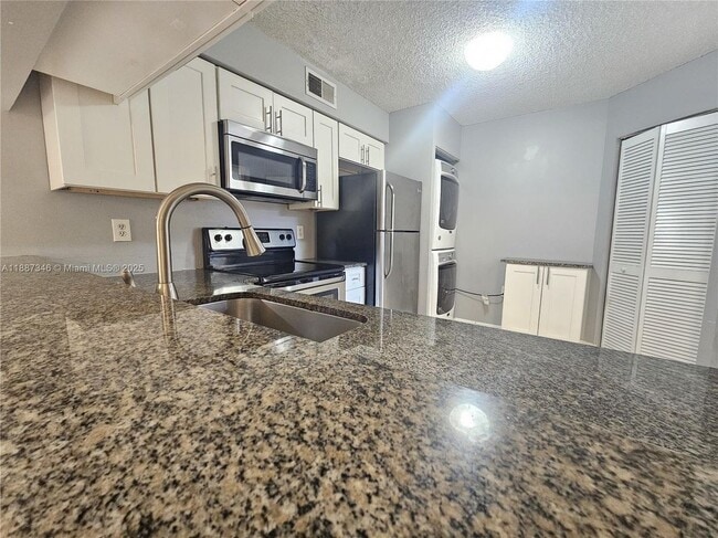 Building Photo - 2101 Glenmoor Dr