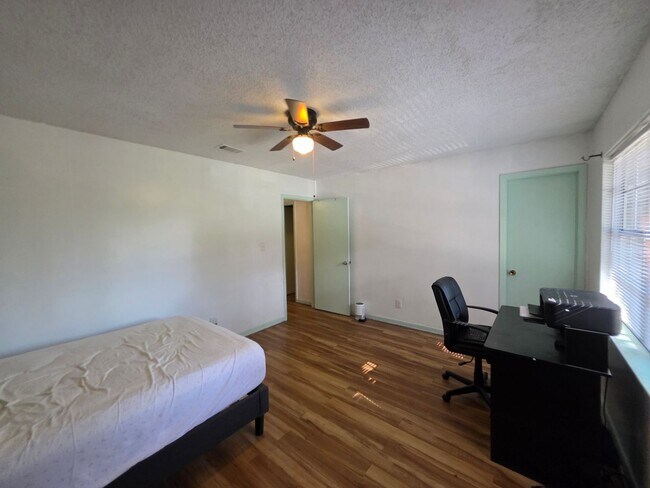 Building Photo - 2721 N M St