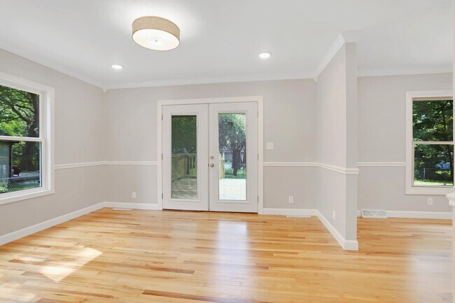 Building Photo - 1101 E Pin Oak Dr