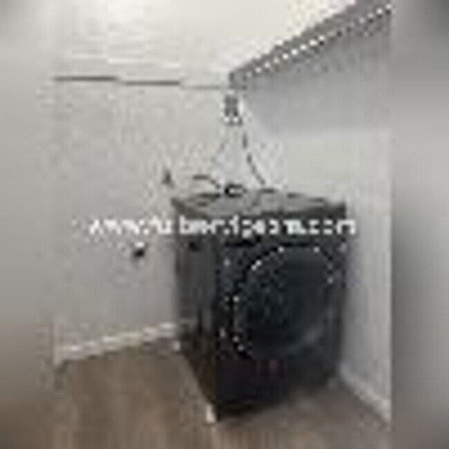 Building Photo - Sweet Seatac 2 BD Top Floor Condo+Parking!