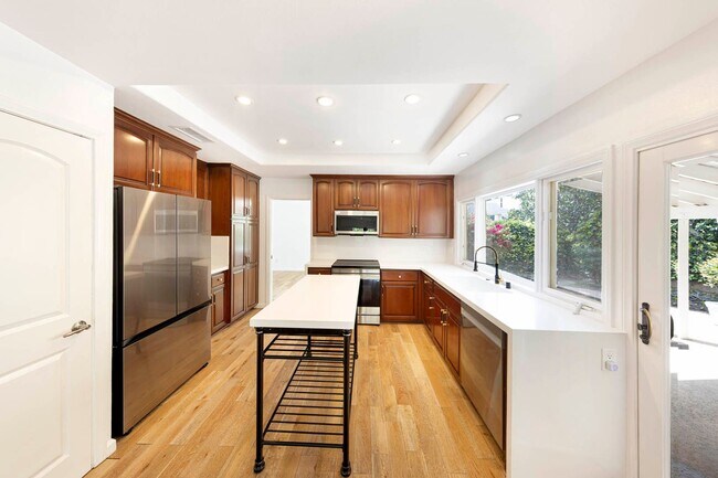 Building Photo - Charming Corner Lot Home on Oversized 10,000 Sq Ft Lot