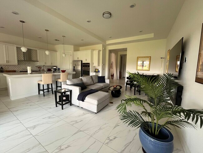 Building Photo - 5663 St Armands Way